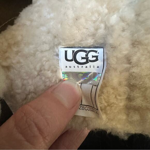 UGG Caspia Ankle Boots Black Leather size US 8 Sheepskin lined - Picture 2 of 14